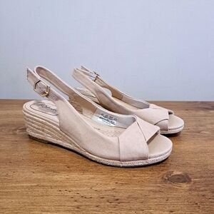 Life Stride Sandals Women's 8W Beige Canvas Fabric Wedge Heel NWOT